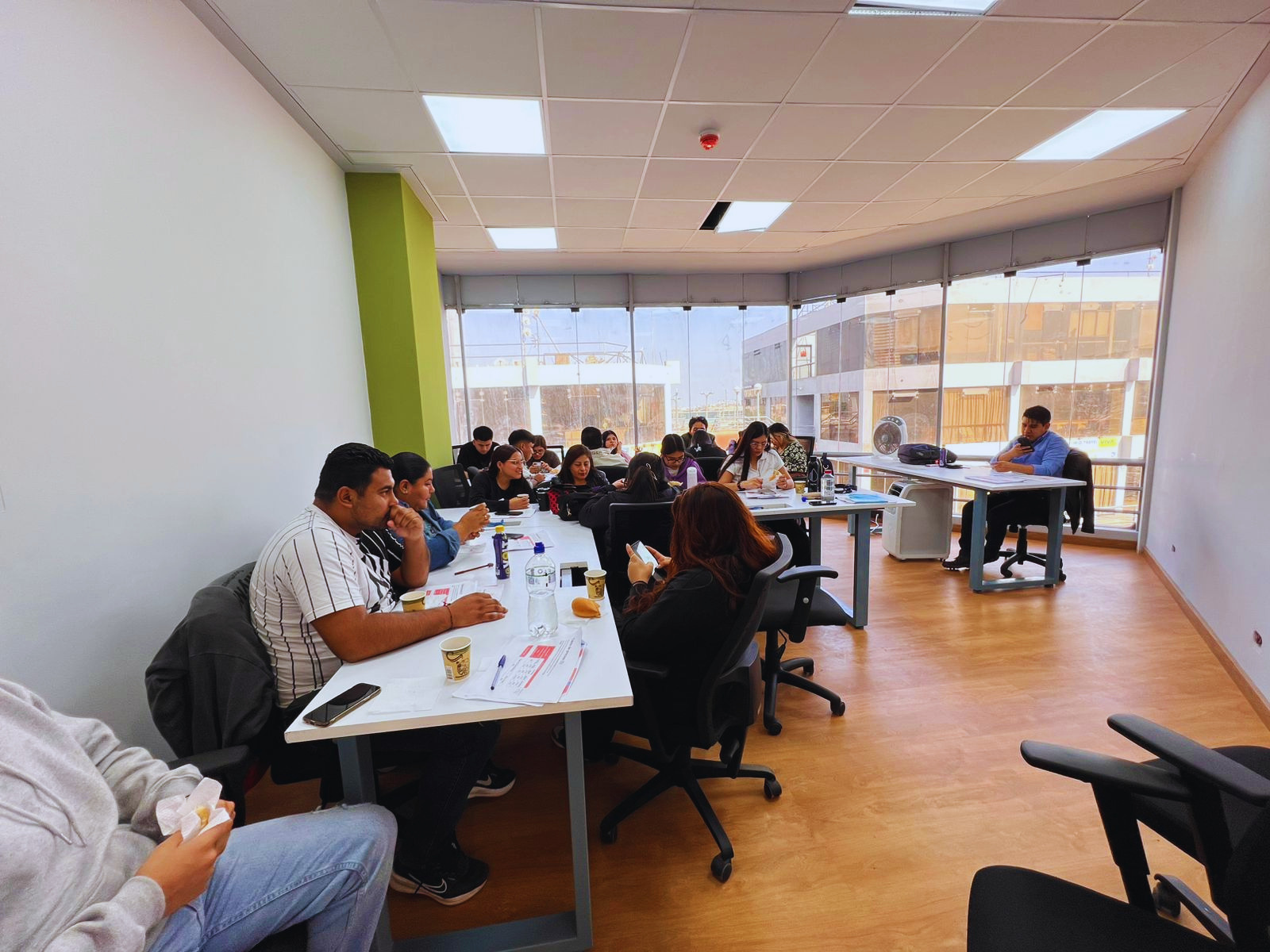 Equipo de call center en capacitación