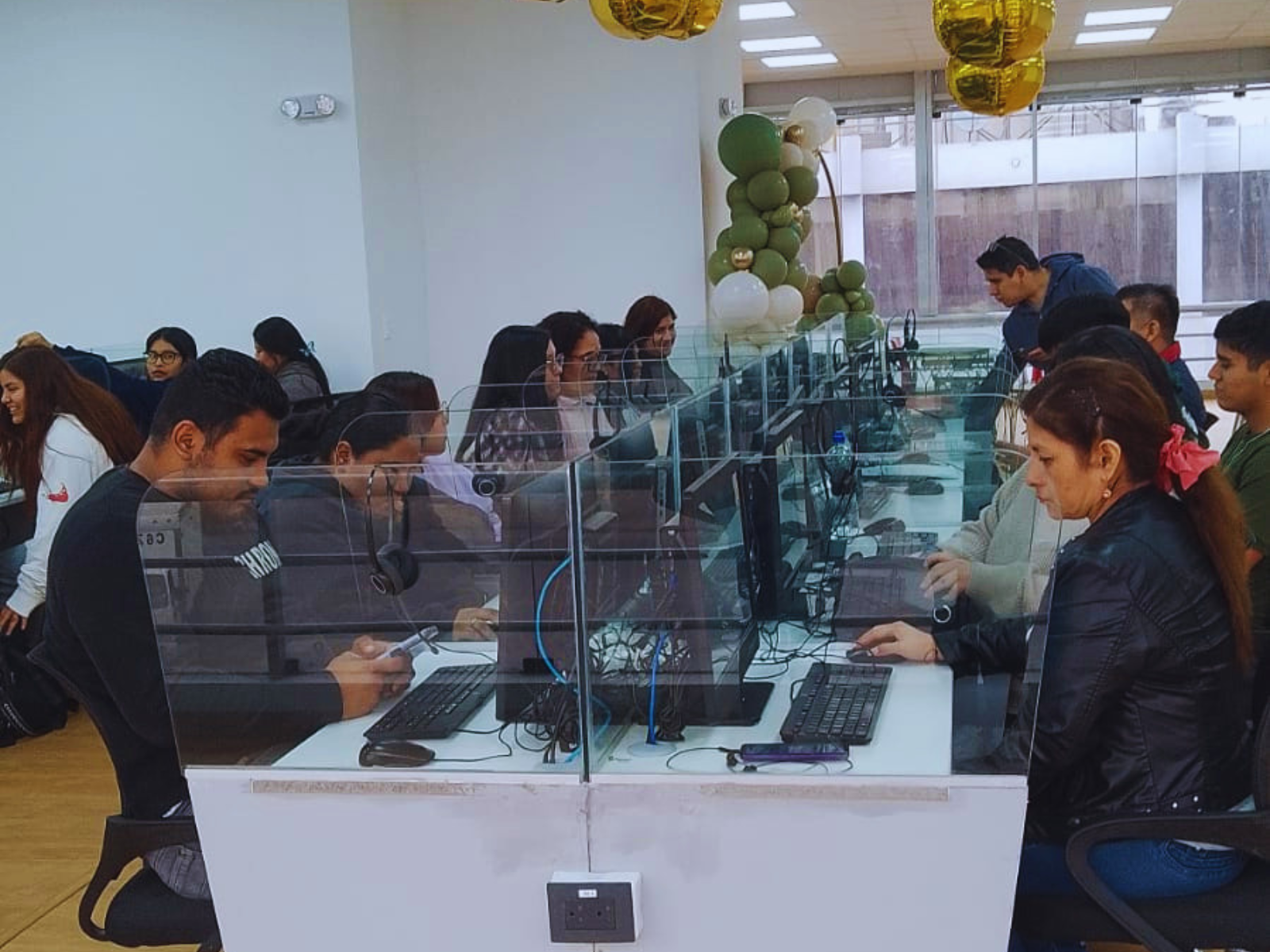 Equipo trabajando en colaboración